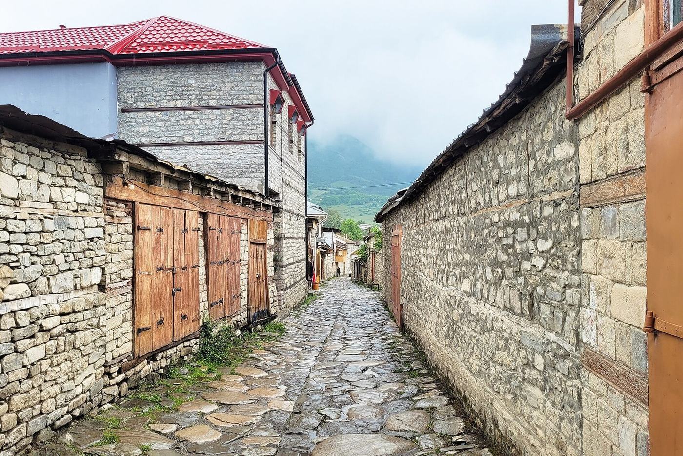 Булыжная улица Лагича среди каменных домов и гор